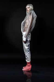 Photo: @Kuntergrau Kuntergrau (Tatjana Jule Schenk) Model: Charly von Mary von Megamodelagency Designer: URAN Styling: Modepflaster H&M: Anja Kieselbach - Hair | Make-up | Workshops